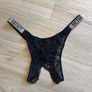 Victoria’s Secret Rhinestone Crotchless Logo Black Lace Cheeky Panty Size S Y2K
